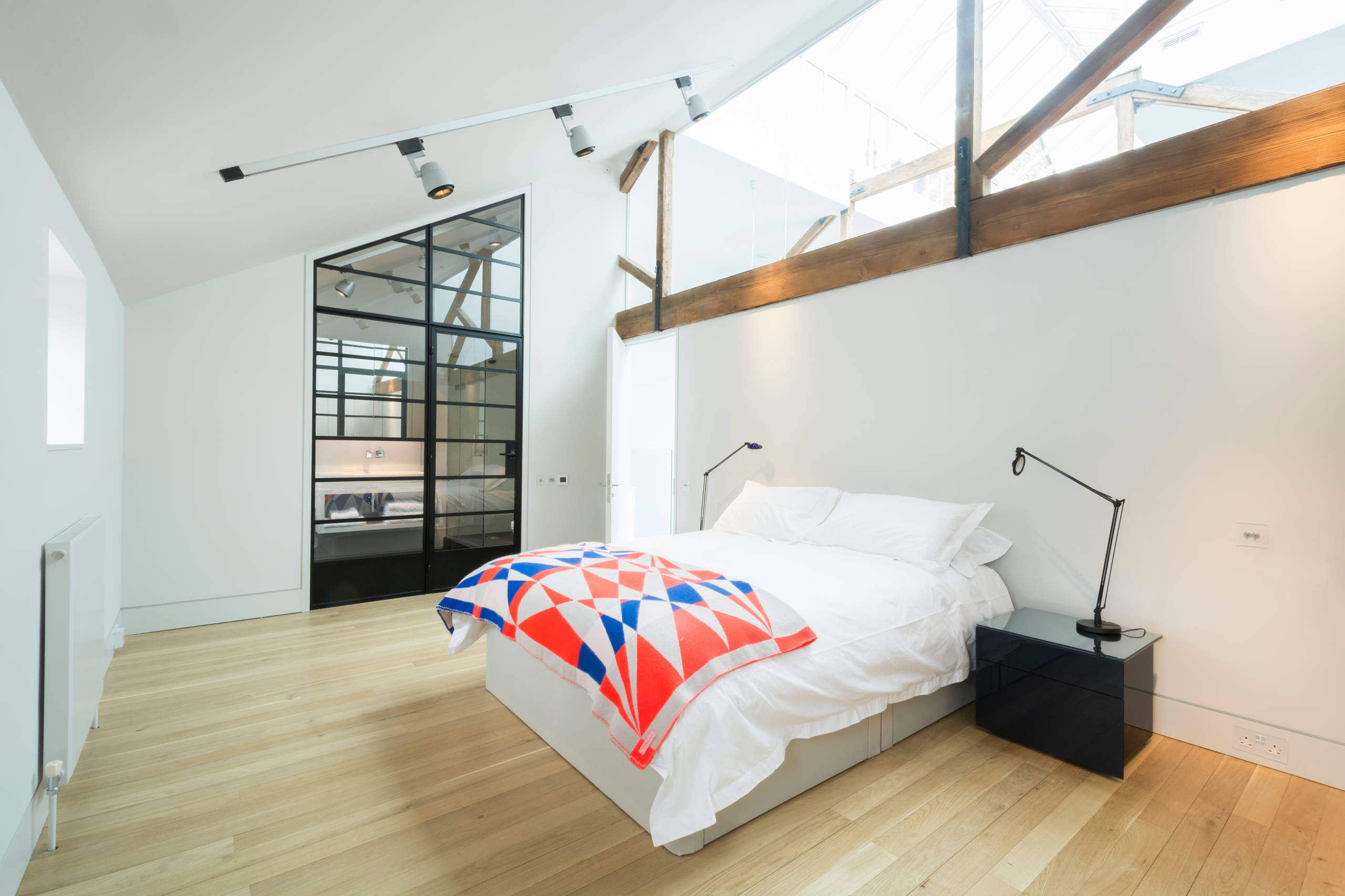Белая спальня со светлым полом в стиле минимализм