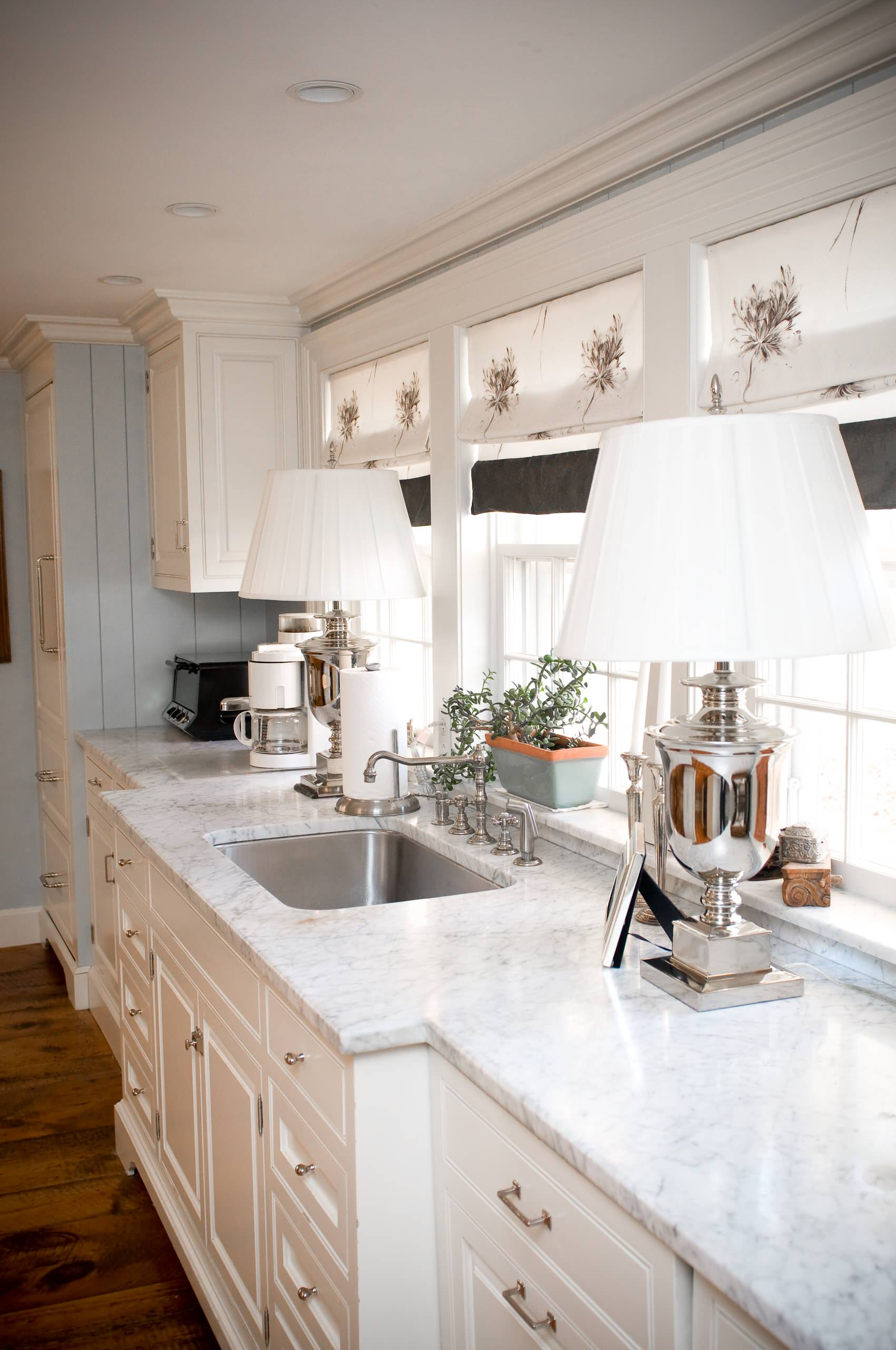 Столешница для белой кухни в классическом стиле